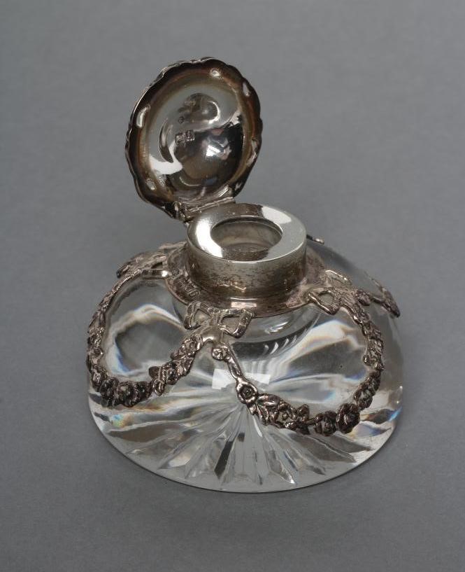 AN EDWARDIAN SILVER MOUNTED HEAVY CLEAR GLASS DOMED INKWELL with star cut base Image