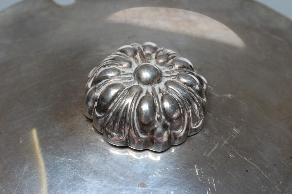 A GLASS PRESERVE DISH with silver cover Image