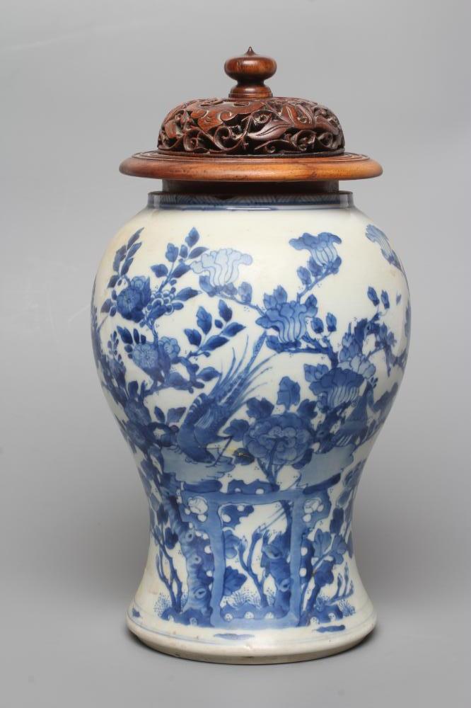 A CHINESE PORCELAIN VASE of inverted baluster form Image
