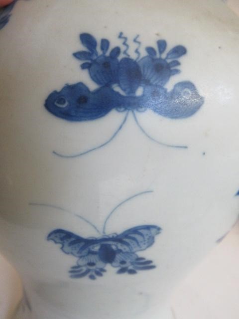 A CHINESE PORCELAIN VASE of inverted baluster form Image