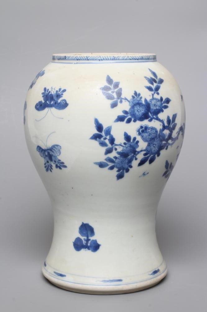 A CHINESE PORCELAIN VASE of inverted baluster form Image
