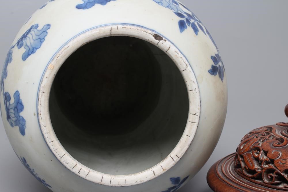 A CHINESE PORCELAIN VASE of inverted baluster form Image