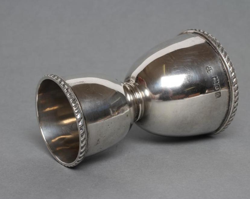 AN EDWARDIAN SILVER DOUBLE ENDED COCKTAIL MEASURE Image