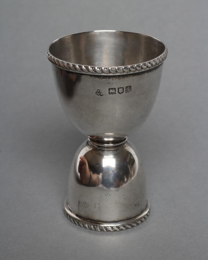 AN EDWARDIAN SILVER DOUBLE ENDED COCKTAIL MEASURE Image
