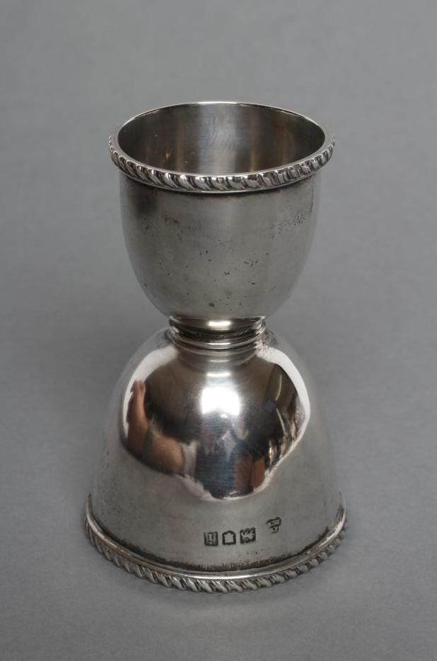 AN EDWARDIAN SILVER DOUBLE ENDED COCKTAIL MEASURE Image