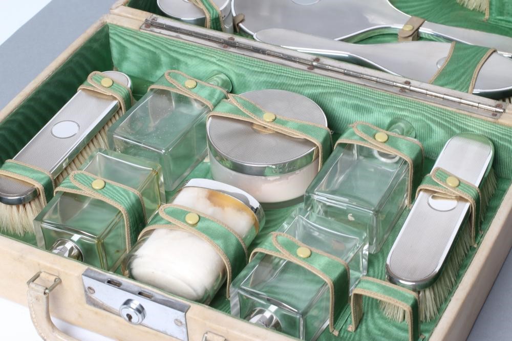 AN ART DECO TRAVELLING CASE Image