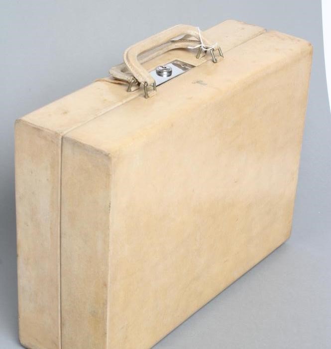 AN ART DECO TRAVELLING CASE Image