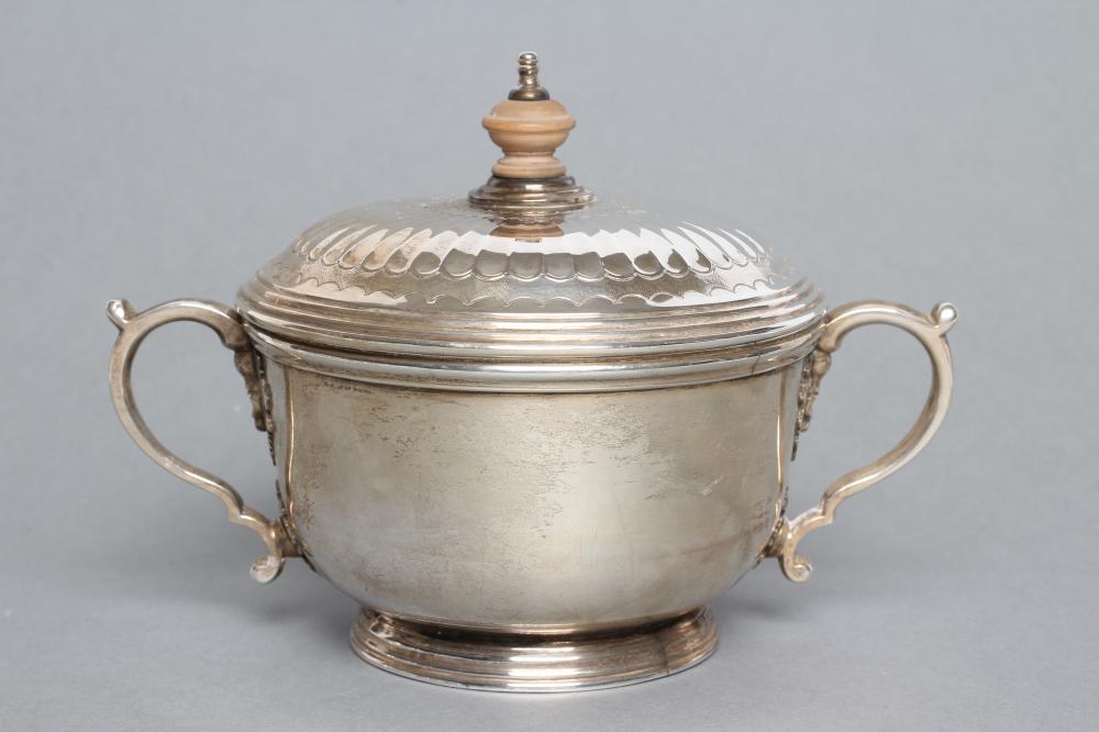 A SILVER PORRINGER AND COVER Image