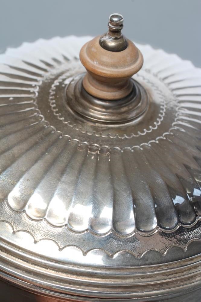 A SILVER PORRINGER AND COVER Image