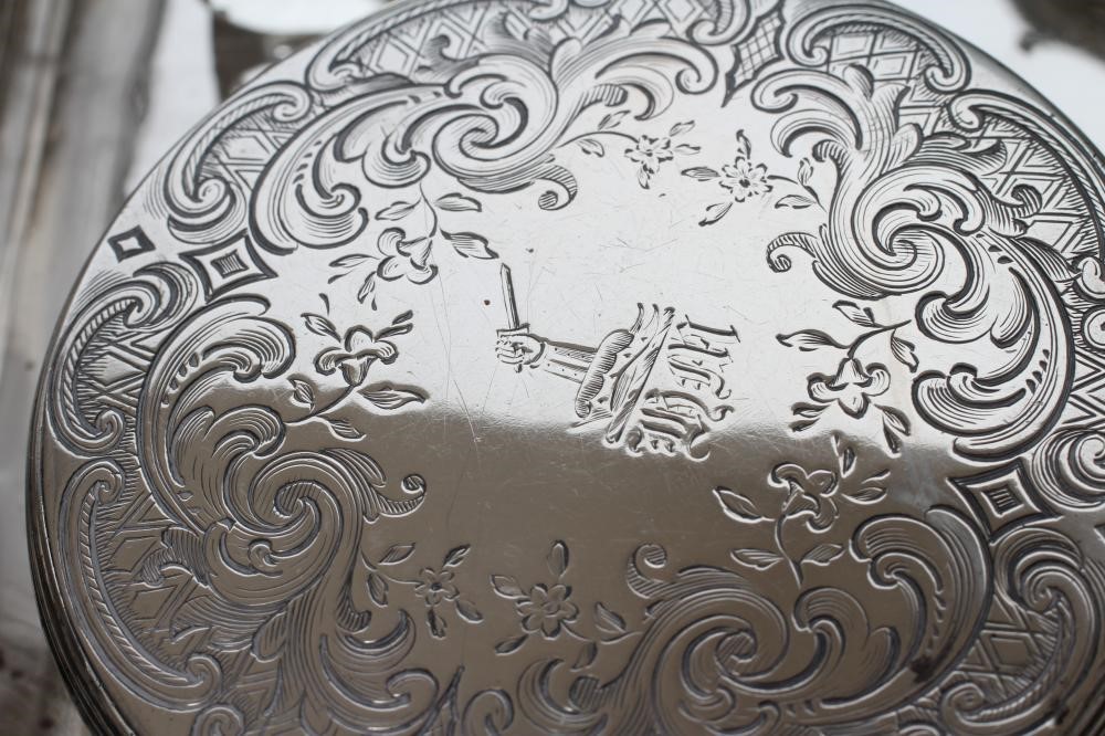 A GENTLEMAN'S EARLY VICTORIAN SILVER MOUNTED TRAVELLING DRESSING SET Image