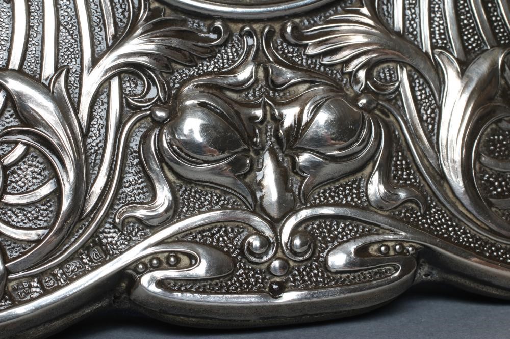 AN EDWARDIAN EASEL BACK SILVER POCKET WATCH STAND Image