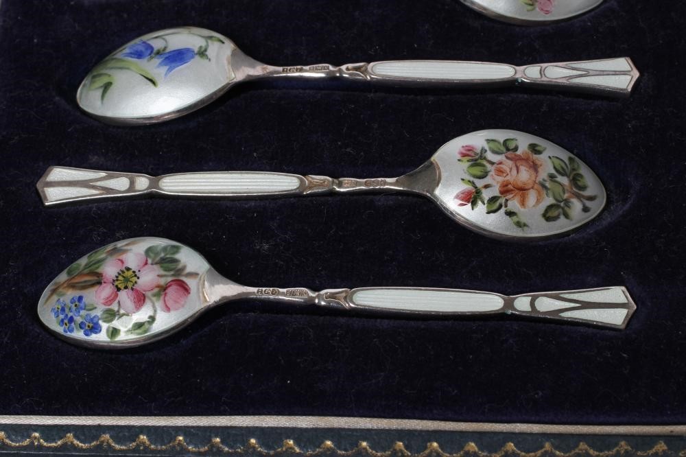 A SET OF SIX SILVER COFFEE SPOONS Image