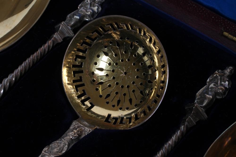 A VICTORIAN SILVER FRUIT SERVING SET Image