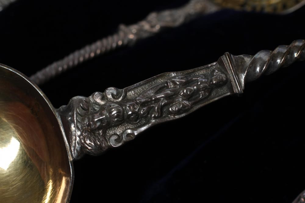 A VICTORIAN SILVER FRUIT SERVING SET Image