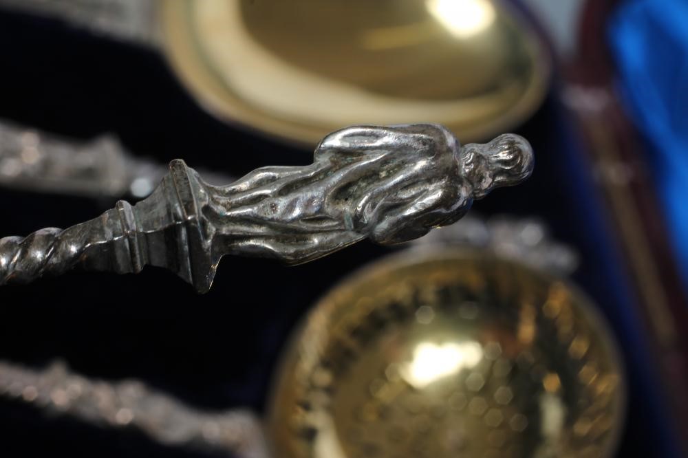 A VICTORIAN SILVER FRUIT SERVING SET Image