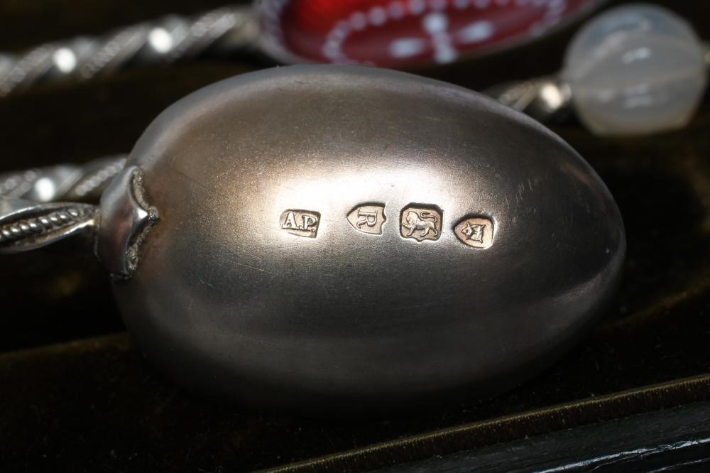 A SET OF SIX LATE VICTORIAN RUSSIAN STYLE SILVER TEASPOONS Image