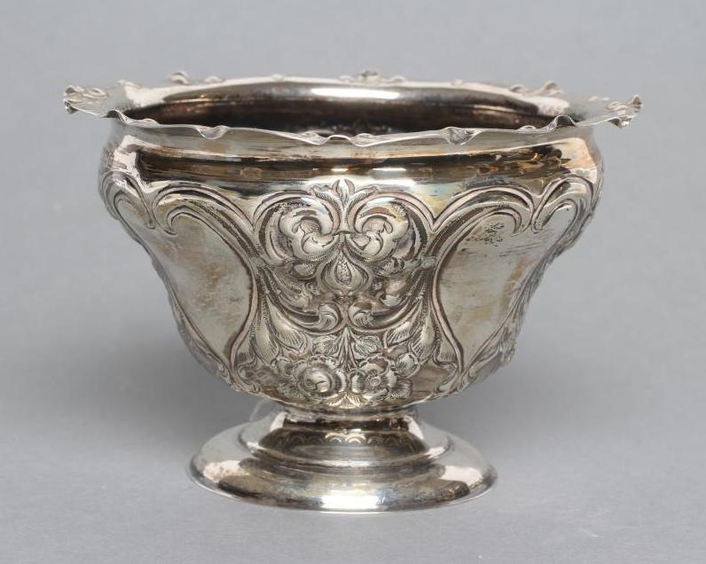 AN EDWARDIAN SILVER SMALL BOWL Image