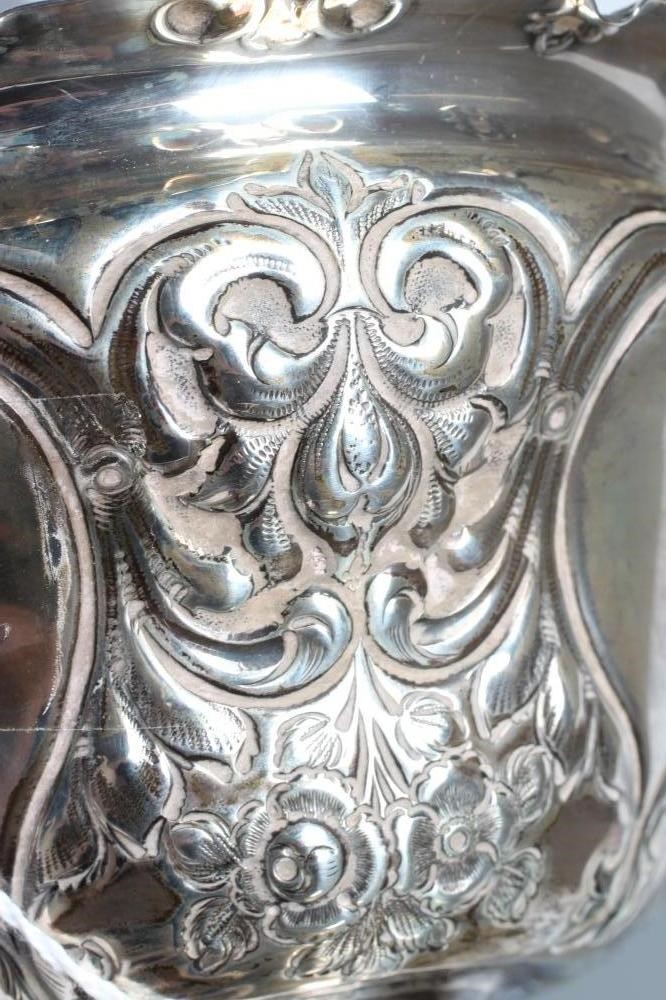 AN EDWARDIAN SILVER SMALL BOWL Image
