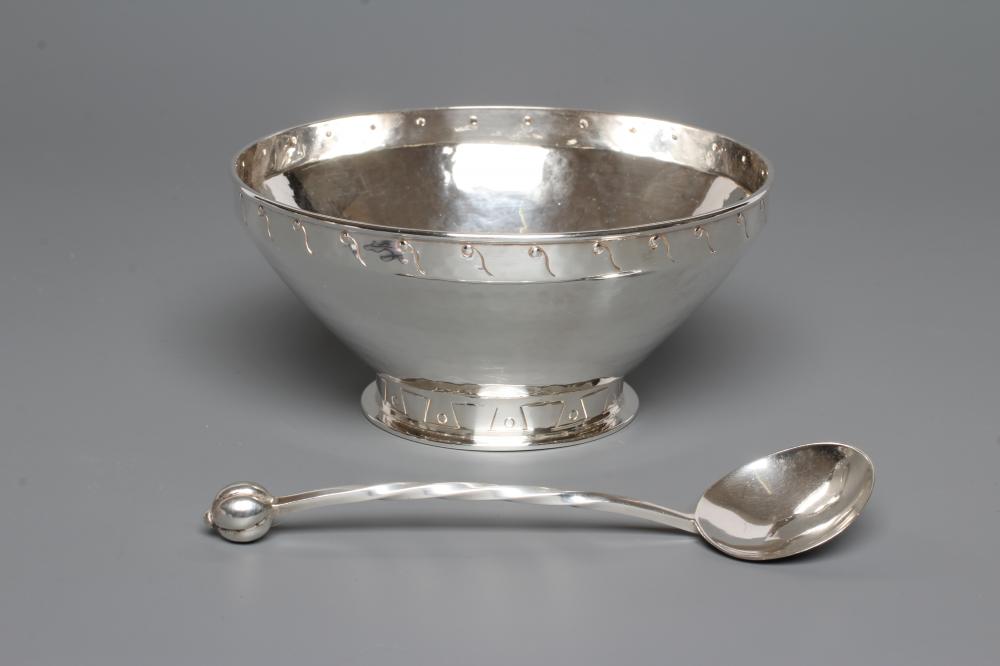 AN ARTS AND CRAFTS BOWL Image