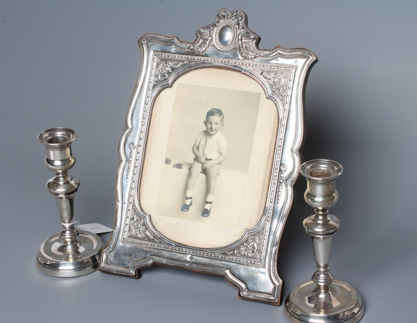 A SILVER EASEL BACK PHOTOGRAPH FRAME Image