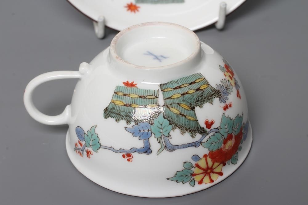 A MEISSEN PORCELAIN TEA CUP AND SAUCER Image