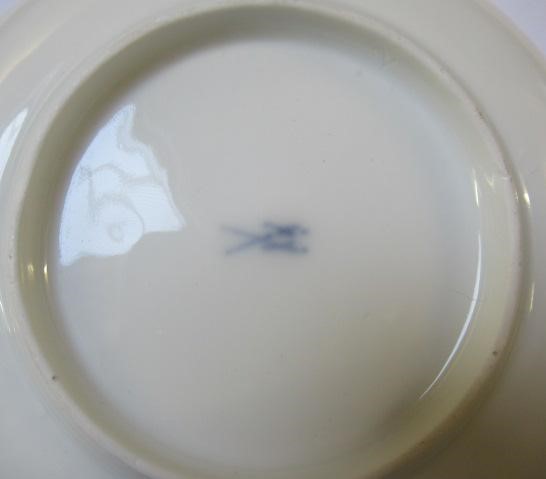 A MEISSEN PORCELAIN TEA CUP AND SAUCER Image