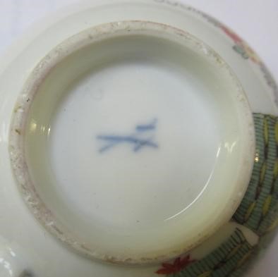 A MEISSEN PORCELAIN TEA CUP AND SAUCER Image