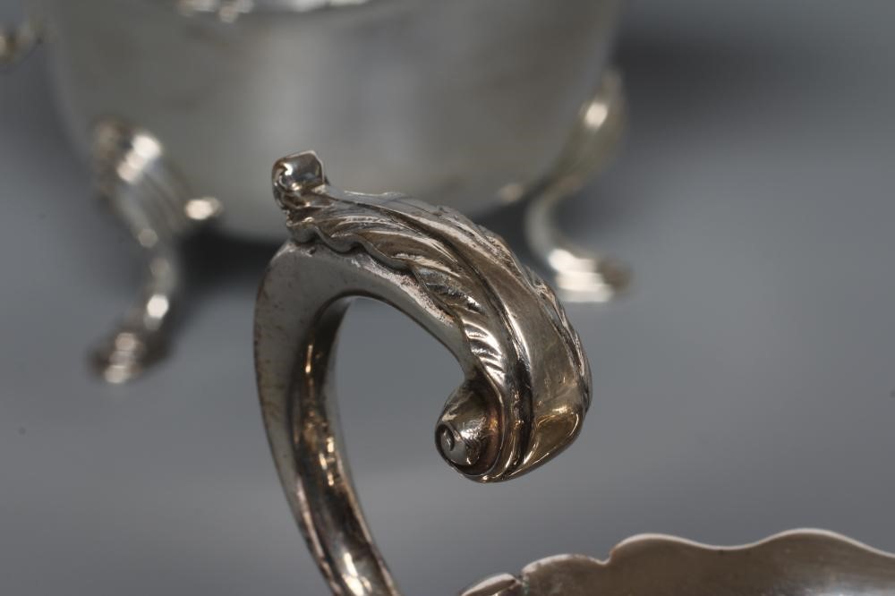 A PAIR OF SILVER SAUCE BOATS Image