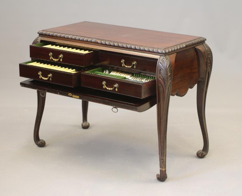 AN EPNS TABLE SERVICE FOR TWELVE PLACE SETTINGS in Rat Tail pattern Image