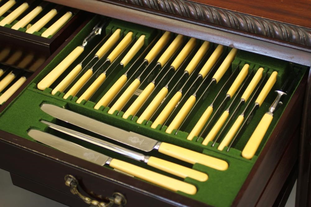 AN EPNS TABLE SERVICE FOR TWELVE PLACE SETTINGS in Rat Tail pattern Image