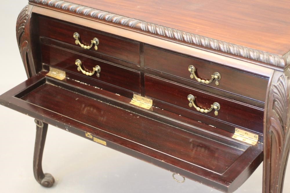 AN EPNS TABLE SERVICE FOR TWELVE PLACE SETTINGS in Rat Tail pattern Image