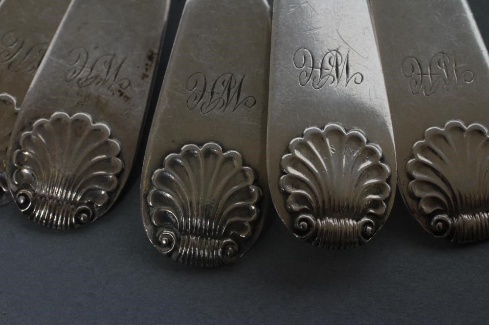 A SET OF FIVE GEORGE III SCOTTISH PROVINCIAL SILVER TEASPOONS Image