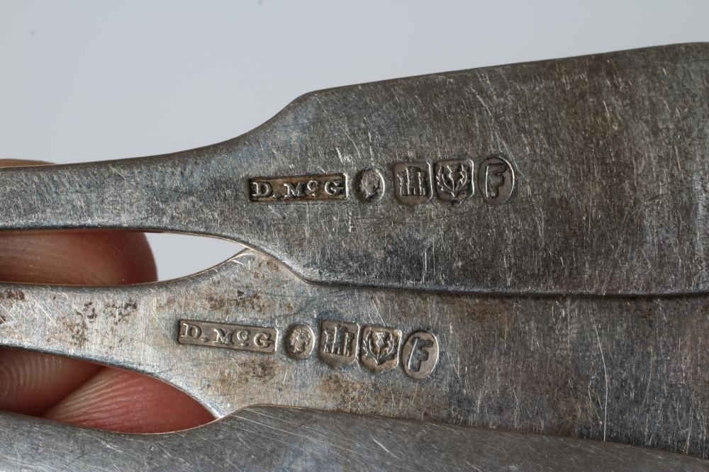 A SET OF FIVE GEORGE III SCOTTISH PROVINCIAL SILVER TEASPOONS Image