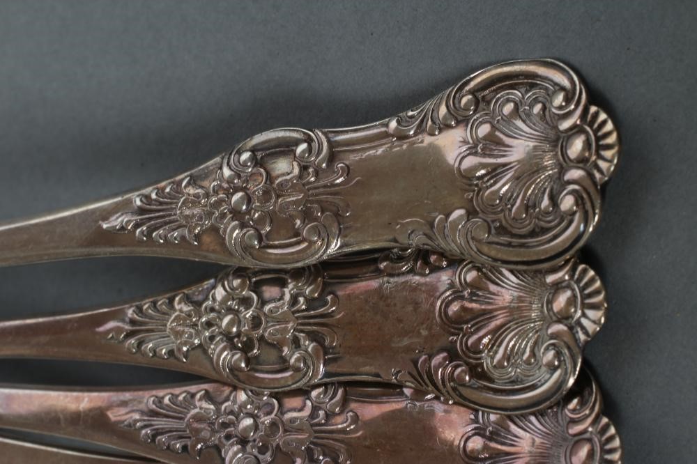 A SET OF SIX VICTORIAN SCOTTISH SILVER TEASPOONS, maker Daniel Robinson & Co., Image