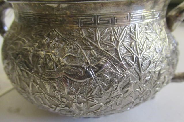 A CHINESE MILK JUG AND SUGAR BASIN Image