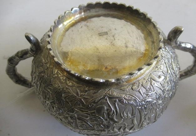 A CHINESE MILK JUG AND SUGAR BASIN Image