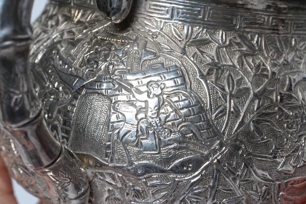 A CHINESE MILK JUG AND SUGAR BASIN Image