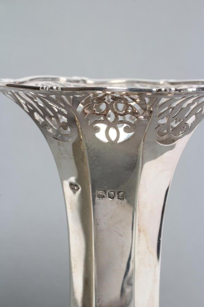 A PAIR OF EDWARDIAN SILVER VASES Image