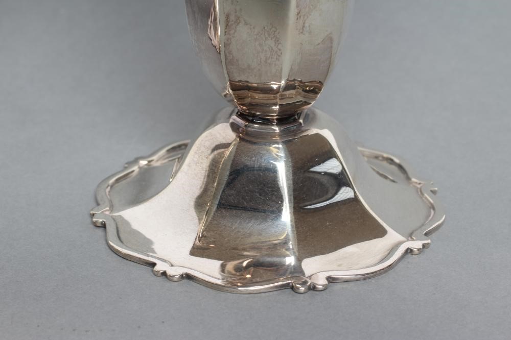 A PAIR OF EDWARDIAN SILVER VASES Image