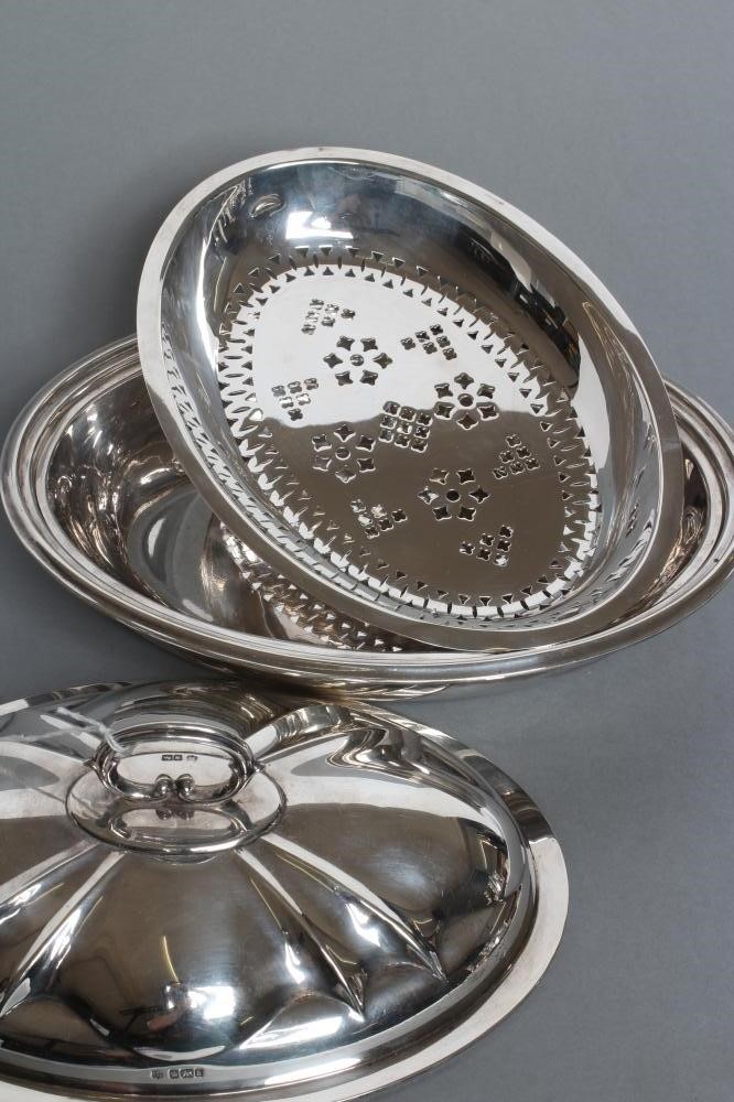 AN EDWARDIAN SILVER ENTREE DISH Image