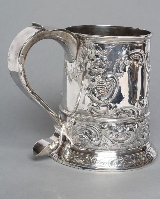 A GEORGE III SILVER MUG Image