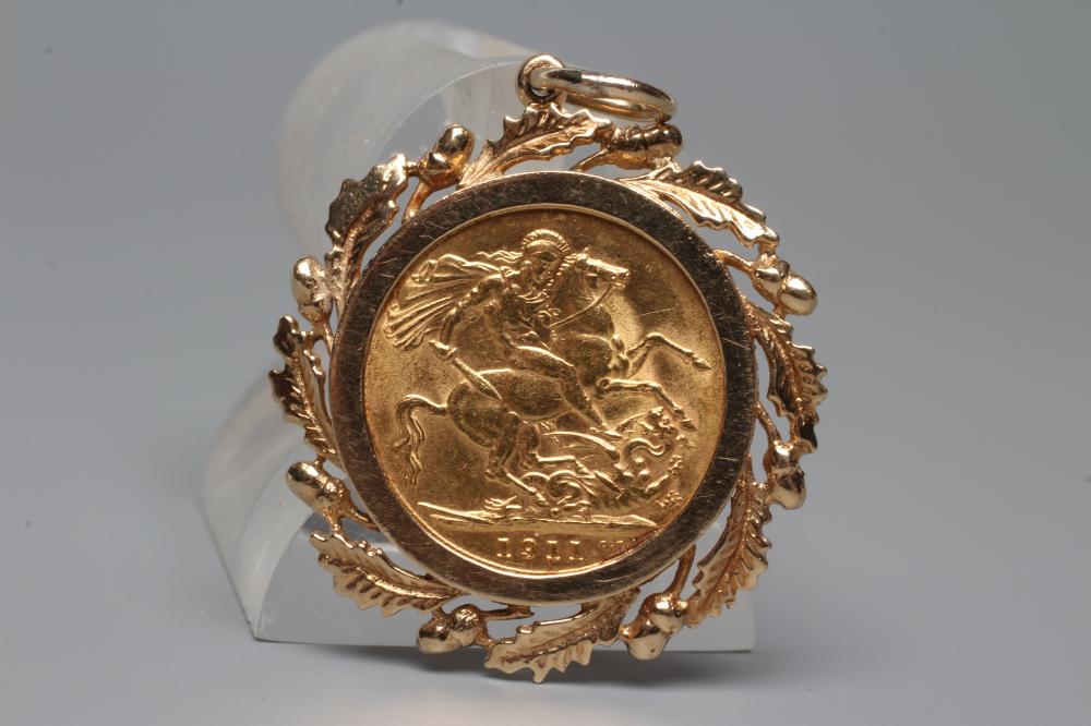 A GEORGE V SOVEREIGN, 1911, in a 9ct gold loose oak leaf and acorn cast mount, 11.8g total (Est. Image