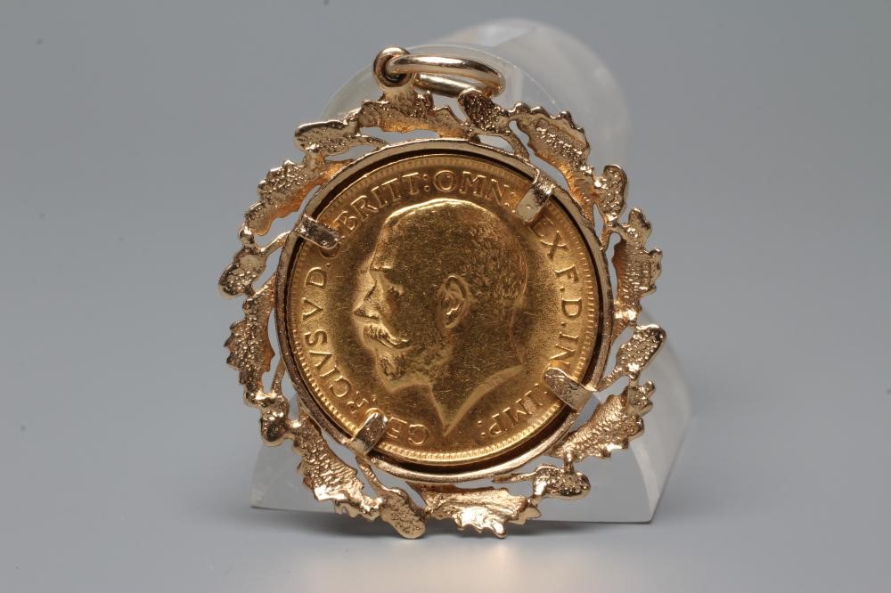 A GEORGE V SOVEREIGN, 1911, in a 9ct gold loose oak leaf and acorn cast mount, 11.8g total (Est. Image