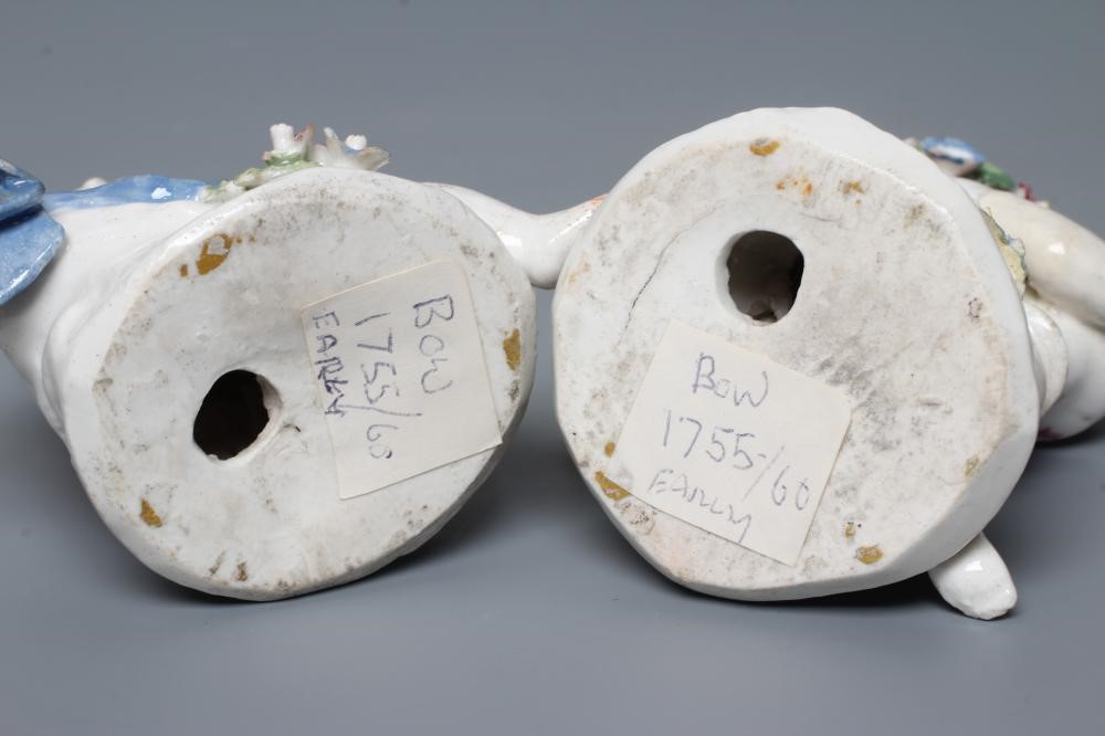 A PAIR OF BOW PORCELAIN PUTTI Image
