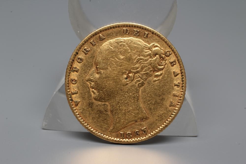 A VICTORIA YH SHIELD BACK SOVEREIGN, 1863, 7.9g (Est. plus 20% premium) Image
