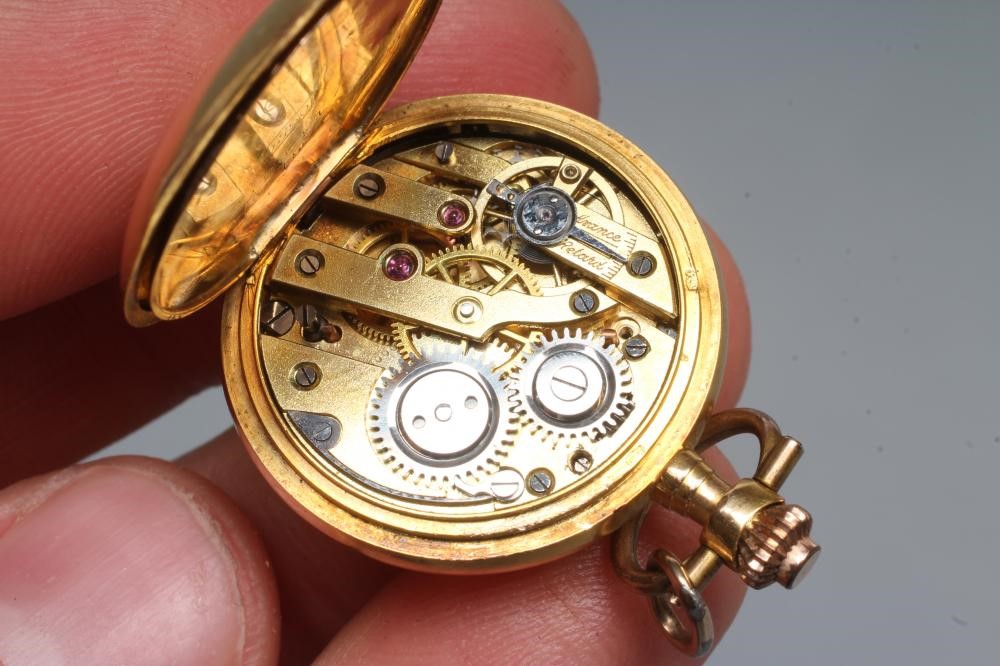 A LADY'S TOP WIND HUNTER FOB WATCH Image