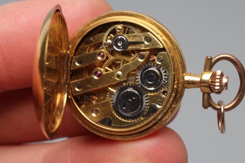 A LADY'S TOP WIND HUNTER FOB WATCH Image