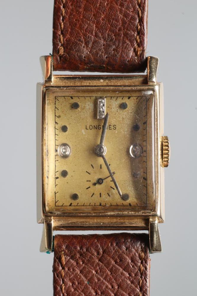 A GENTLEMAN'S LONGINES WRISTWATCH Image
