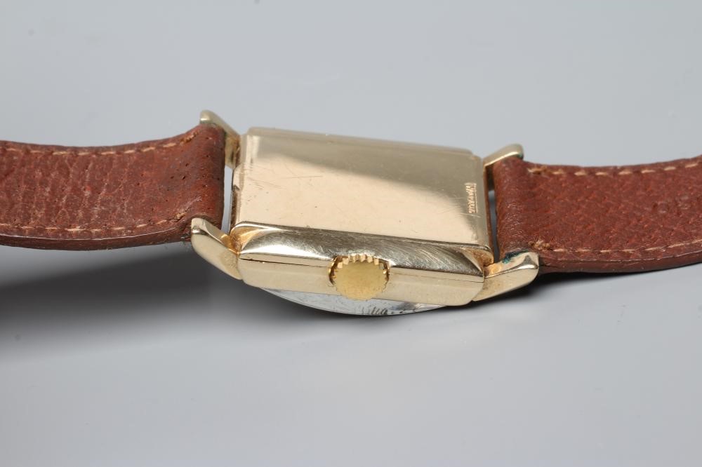 A GENTLEMAN'S LONGINES WRISTWATCH Image