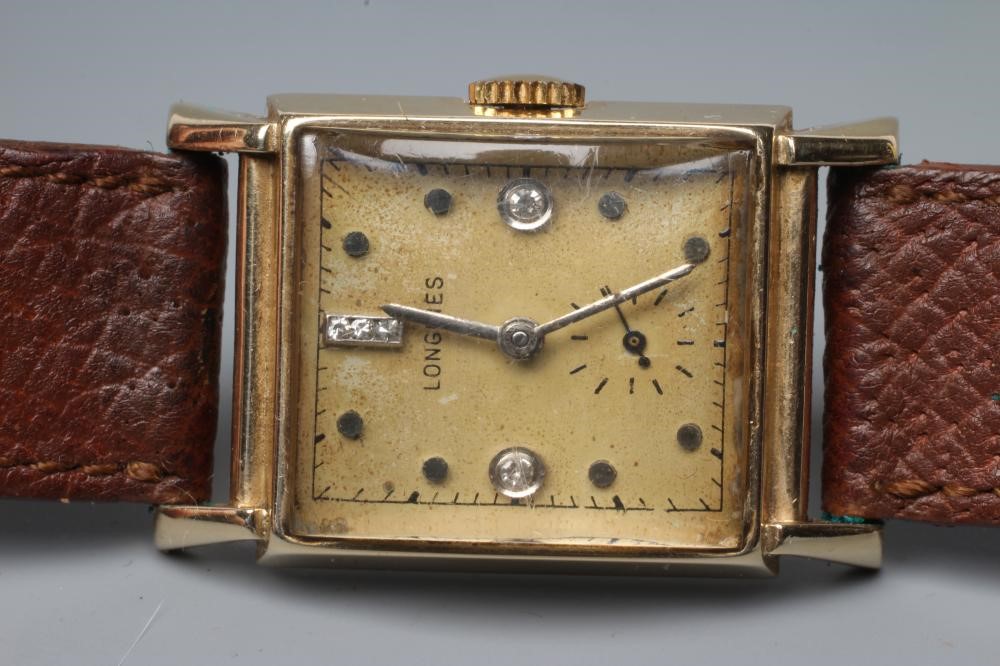 A GENTLEMAN'S LONGINES WRISTWATCH Image